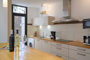 Een koelkast, een microgolfoven, een oven, een vaatwasser