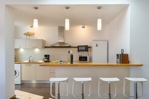 Een koelkast, een microgolfoven, een oven, een vaatwasser