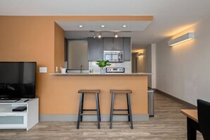 Réfrigérateur, four à micro-ondes, un four, surface de cuisson
