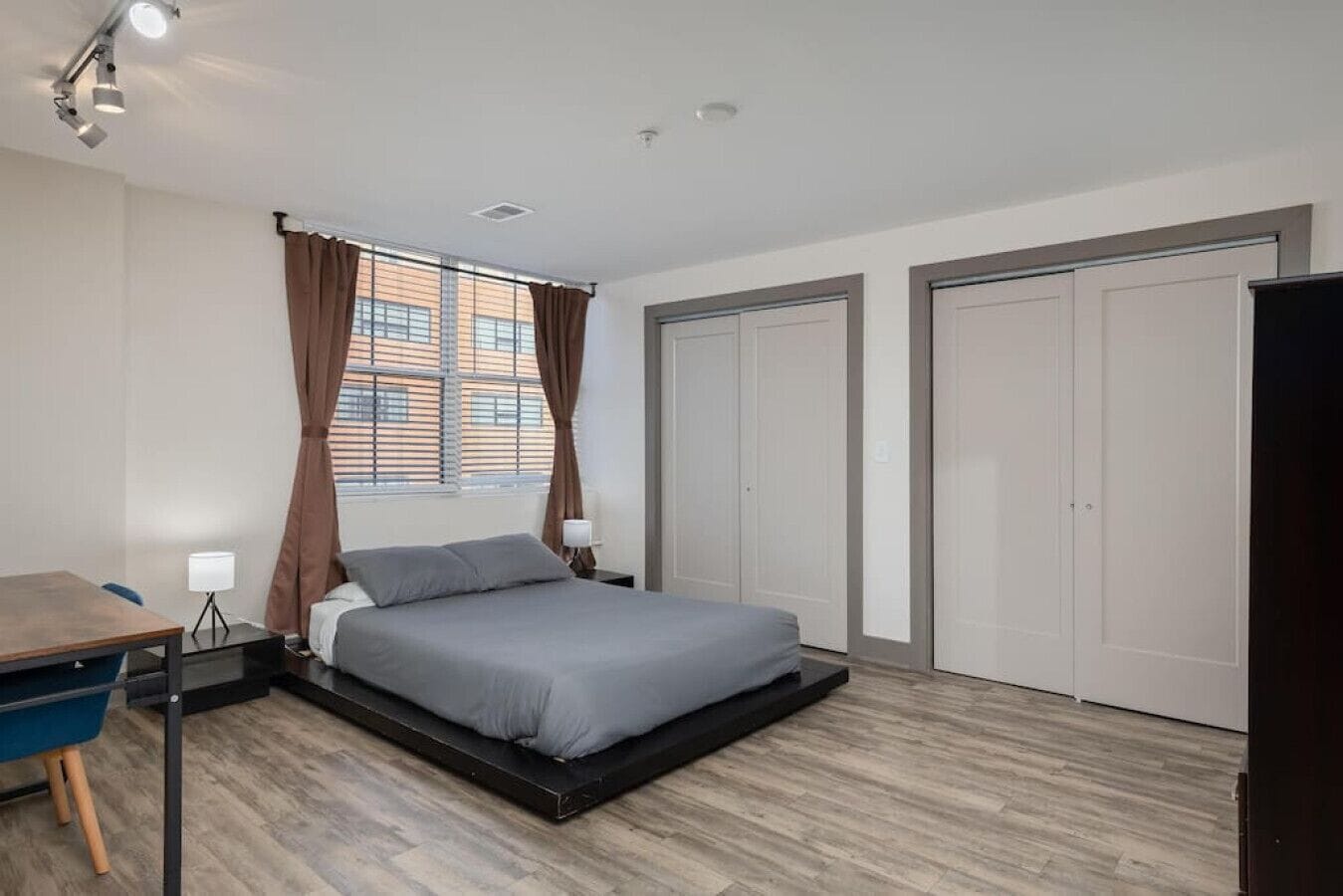 2 bedrooms, desk, iron/ironing board, WiFi