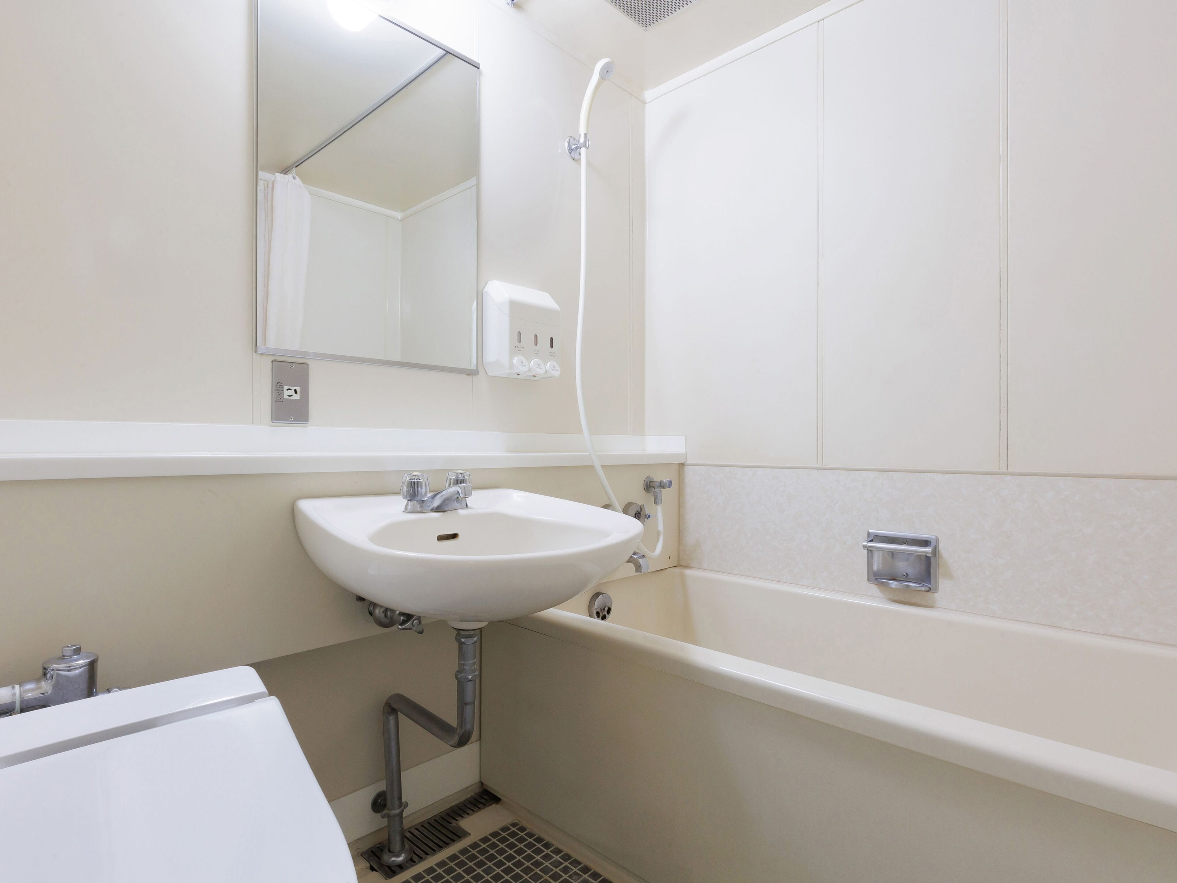 Kombinert dusj/badekar, hårføner, tøfler og håndklær