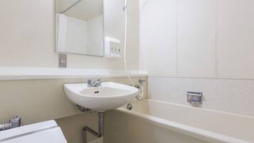 Kombinert dusj/badekar, hårføner, tøfler og håndklær