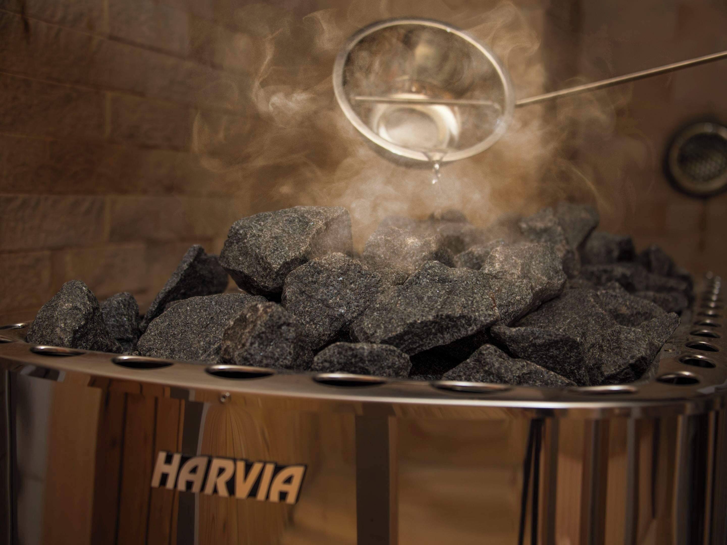 Uma churrasqueira a carvão com a marca 'HARVIA' visível na lateral.