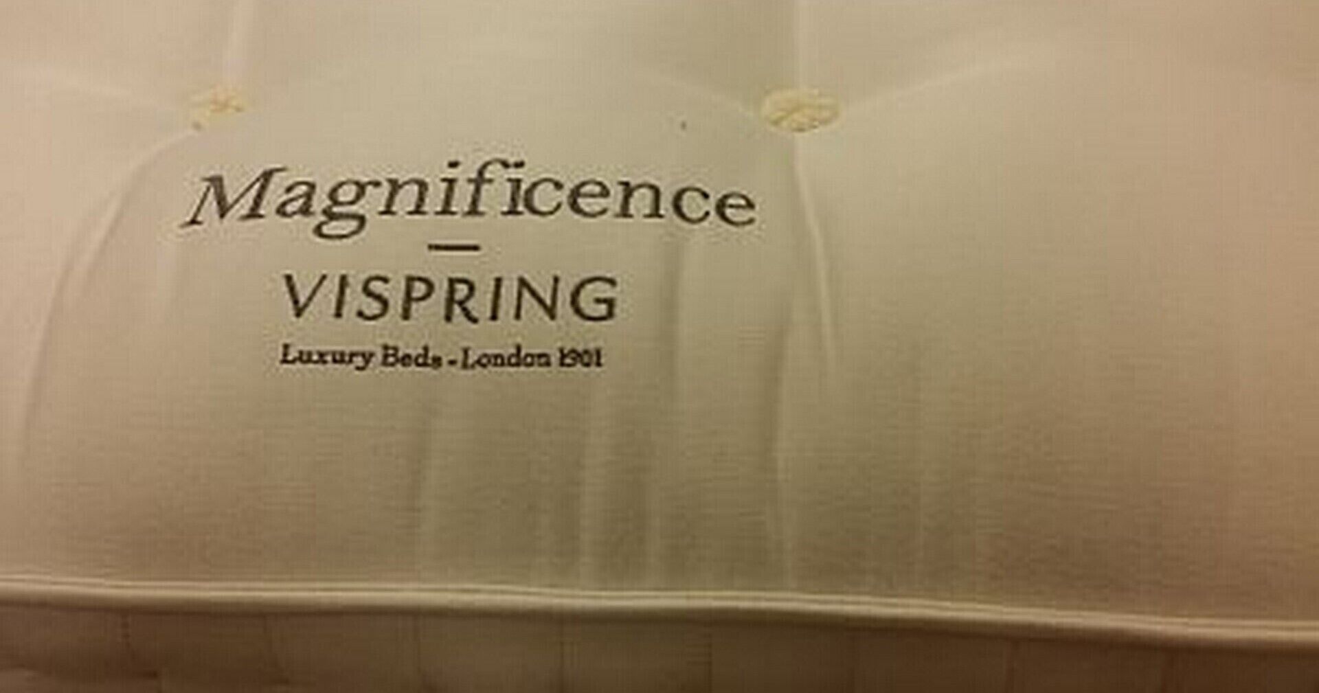 Un coussin orné de la mention : « Magnificence – VISPRING, lits de luxe – Londres 1901 ».