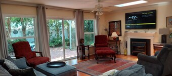 BEACH & DOWNTOWN 5 BLOCKS, COURTYARD WITH GRILL, FULL HOUSE GENERATOR, 4 BIKES 