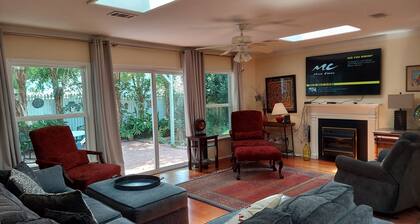 BEACH & DOWNTOWN 5 BLOCKS, COURTYARD WITH GRILL, FULL HOUSE GENERATOR, 4 BIKES