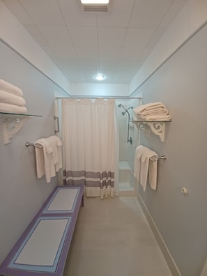 Ducha y bañera combinadas, secador de pelo, toallas y jabón