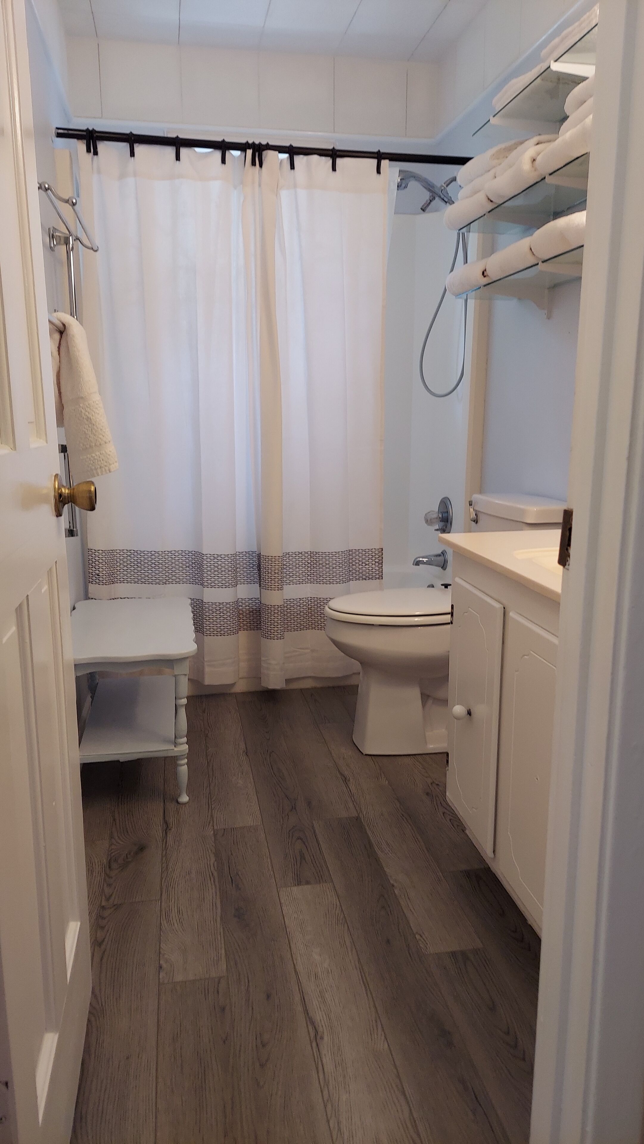 Un baño con inodoro, lavamanos y zona de ducha.