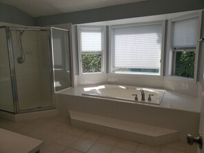 Badekar, hårføner, håndklær og såpe