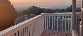 Recharge in quiet mountain neighborhood! Great 180 views! Nearby hiking &skiing! 