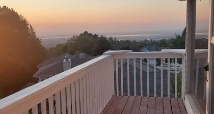 Recharge in quiet mountain neighborhood! Great 180 views! Nearby hiking &skiing!