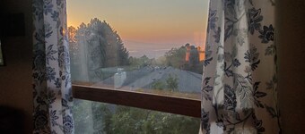Recharge in quiet mountain neighborhood! Great 180 views! Nearby hiking &skiing!