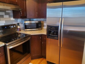 Refrigerador, microondas, horno y parrilla de estufa 