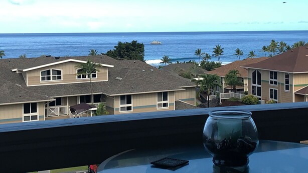A residential area with houses and a view of the ocean. - Stunning ocean view Ali'i Cove J-1 (Kailua Kona)