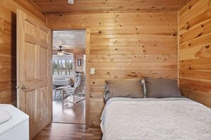 3 bedrooms, WiFi, bed sheets - Sand Lake Peninsula Getaway - Sandy Beach (Webster)