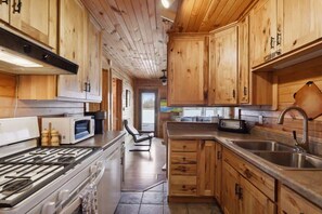 Fridge, oven, stovetop, coffee/tea maker - Sand Lake Peninsula Getaway - Sandy Beach (Webster)