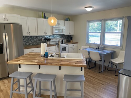 Cheerful mid-town home close to Bass Pro, shopping and local eateries.