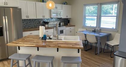 Cheerful mid-town home close to Bass Pro, shopping and local eateries.