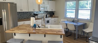 Cheerful mid-town home close to Bass Pro, shopping and local eateries.