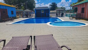 Una piscina al aire libre
