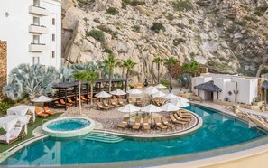 Een buitenzwembad en een infinitypool