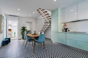 Fridge, microwave, oven, stovetop - Minty House (Setúbal)