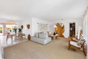 Smart TV, libros, biblioteca de música