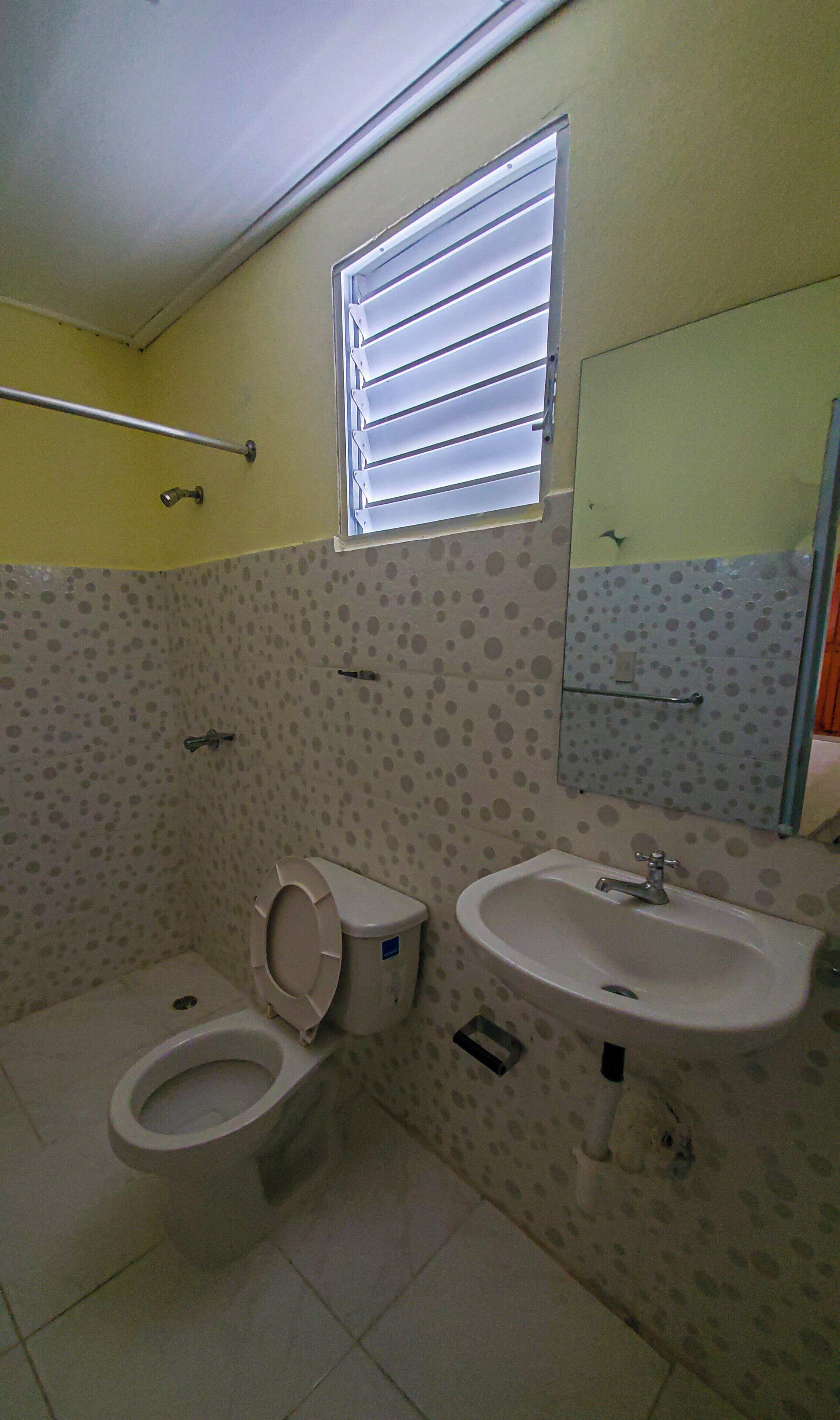 Tina con regadera, toallas, jabón, papel de baño 