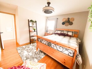 2 室のベッドルーム、デスク、アイロン / アイロン台、旅行用ベビーベッド