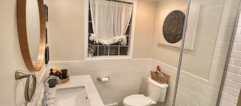 Spacious & Cozy Unit in the Heart of Milwaukee