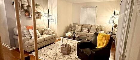 TV connectée, livres, écrans d'ordinateur