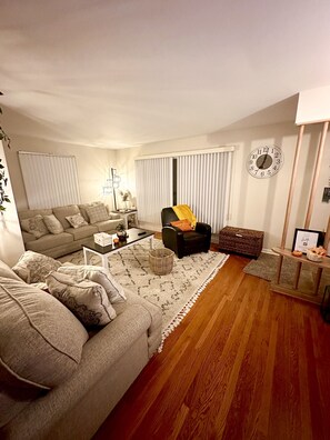 スマートテレビ、書庫、PC モニター