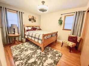 2 Schlafzimmer, Schreibtisch, Bügeleisen/Bügelbrett, Reisekinderbett