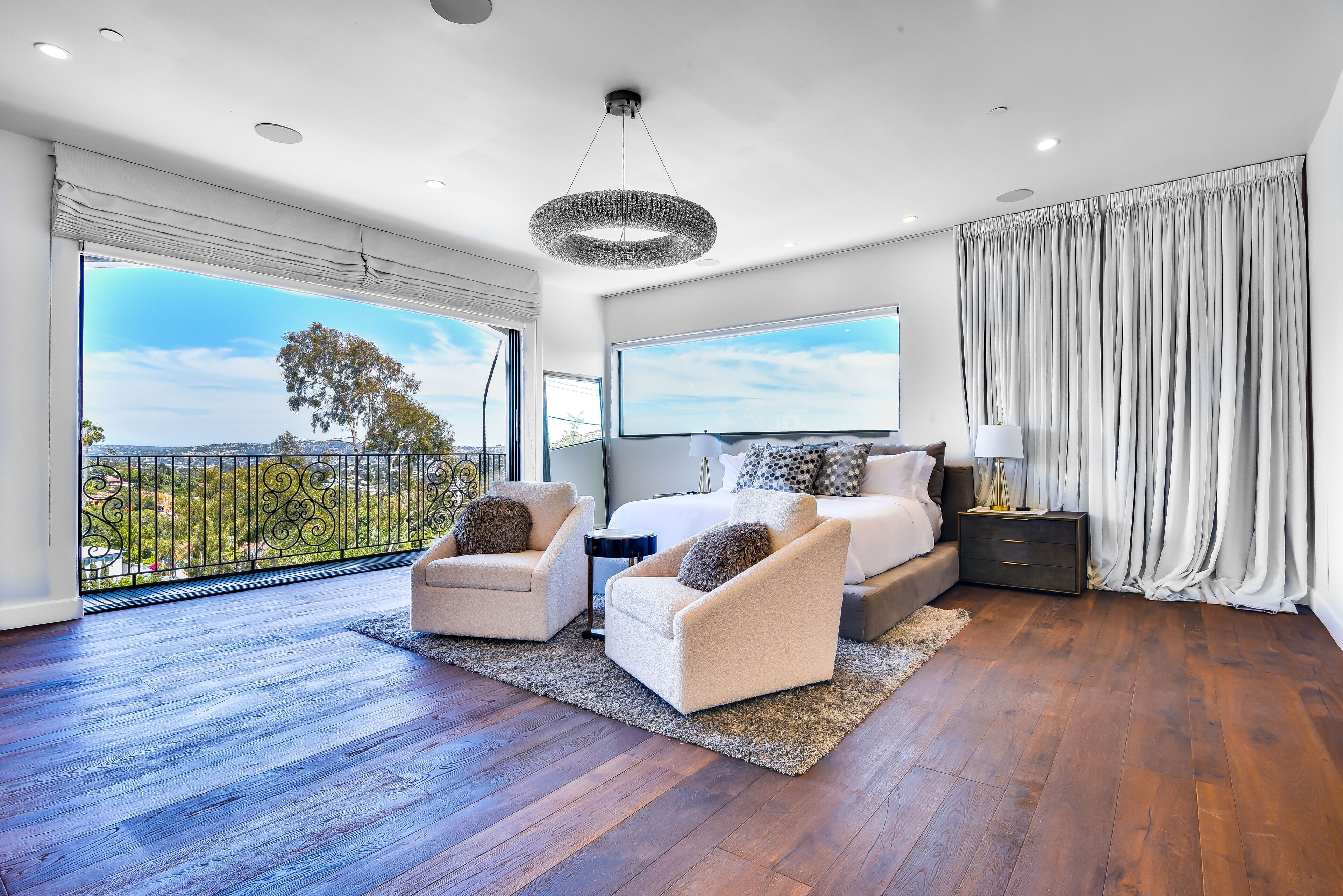 5 chambres, bureau, fer et planche à repasser, lit parapluie