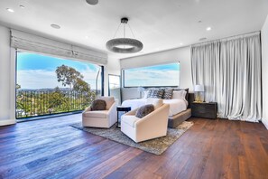 5 Schlafzimmer, Schreibtisch, Bügeleisen/Bügelbrett, Reisekinderbett