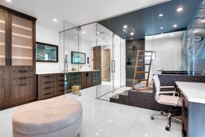 Combined shower/tub, hair dryer, bidet, towels