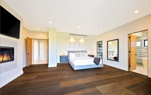 5 Schlafzimmer, Schreibtisch, Bügeleisen/Bügelbrett, Reisekinderbett