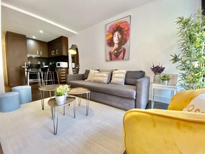 TV - Malasaña Center - Apartment in the center for 4 (Madrid)