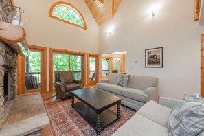 Smart TV, chimenea y reproductor de DVD 