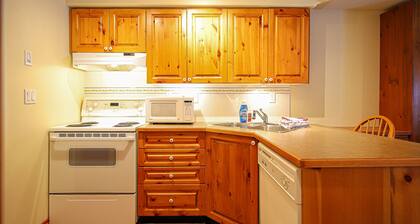 Bright and Central Studio with Private Hot Tub