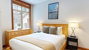 3 bedrooms, iron/ironing board, WiFi, bed sheets - Stunning Ski In/Ski Out Getaway-Outstanding Views (Sun Peaks)