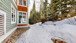 Property grounds - Stunning Ski In/Ski Out Getaway-Outstanding Views (Sun Peaks)