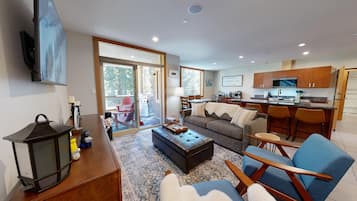 Een televisie en een open haard