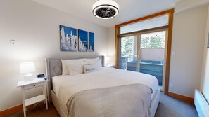 2 bedrooms, WiFi, bed sheets, wheelchair access - Spacious Ski in/out Condo in Sun Peaks Village (Sun Peaks)