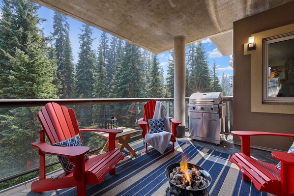 Property grounds - Spacious Ski in/out Condo in Sun Peaks Village (Sun Peaks)