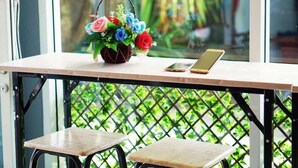 A table with a smartphone and a basket of flowers. - Fahsai Hotel Aonang (Krabi)