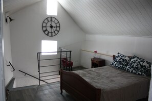 2 bedrooms, travel cot, WiFi, bed sheets