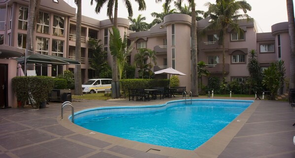 Una piscina al aire libre
