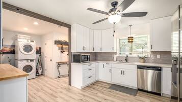 Jääkaappi, mikroaaltouuni, uuni, liesi