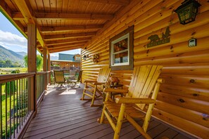 Terrace/patio - Huckleberry Lodge ~ Elk Viewing ~ Willow Tree Cabins (Maggie)